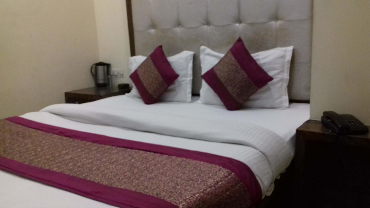 Hotel Saffron Inn Нью-Дели Экстерьер фото